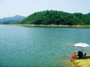 通城縣黃袍山湖泊（姜詠勝攝）