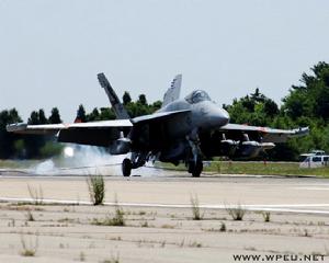 EA-18G電子干擾戰機陸上降落試驗