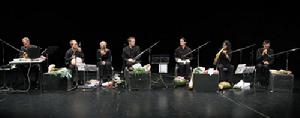 奧地利蔬菜樂團在維也納的一個音樂會上用新鮮蔬菜製成的樂器演奏