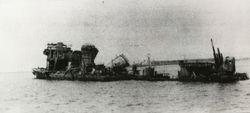1944年遭到轟炸的木曾號船體重創穿底，大半沒入海中，戰後解體