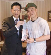 李俊辰為陳奕迅頒獎。