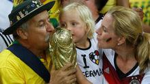 巴西爺爺將“大力神杯”送德國球迷