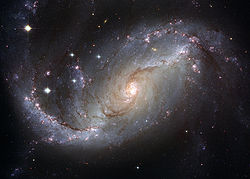 美國NASA哈勃太空望遠鏡拍攝的棒狀鏇轉星雲NGC 1672。