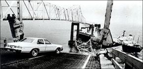 1980年5月9日的撞擊事件發生後，一輛懸在橋身塌陷邊緣的汽車