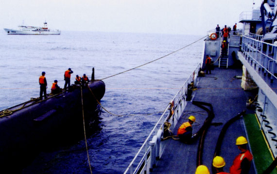中國海軍新型作戰支援艦部隊圖文：為海軍常規潛艇進行水面油料補給