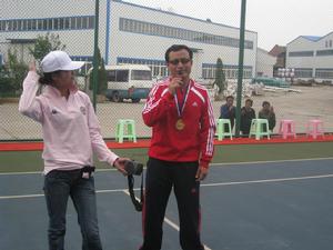 冉董事長在職工網球比賽上發表獲獎感言