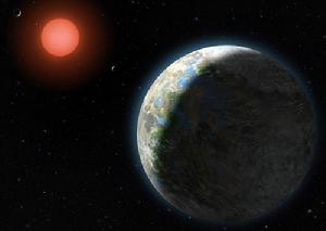 這幅藝術構想圖顯示了紅矮星“Gliese 581”和星系內層的四顆行星。 “Gliese 581”距離地球大約20光年。圖中的四顆是目前已經發現的行星，前景帶有藍綠色花紋的就是新發現的“Gliese 581g”。