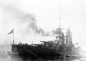 1920年代初的長門戰艦長門於1916年完成初始設計，並選定“長門”為艦名。日德蘭海戰後根據海戰的經驗，由平賀讓博士（後晉升至技術中將）主持修改設計方案。於1917年8月28日在廣島縣的吳海軍工廠動工，並於1919年11月9日下水、1920年11月25日完工交艦。建造費用為當時價格4390萬日圓以上。是八八艦隊計畫的第一號艦。由於華盛頓裁軍條約禁止了搭載41厘米（16吋）主炮戰艦的建造，長門與其姊妹艦陸奧、英國的兩艘納爾遜級、美國的三艘科羅拉多級為當時擁有最大口徑火炮的戰艦，在海軍假日時代被並稱為七大戰艦（Big Seven）。長門服役後，發現前桅樓上面的建築阻擋了氣流，並且中部建築稀少氣流速度快形成氣流下沉，形成了一個空氣稀薄的區域，前部煙囪離前桅樓較近，排出的煙塵與熱氣，被吸向桅樓上面的指揮所，那裡值勤的官兵苦不堪言。其後雖然臨時在煙囪上加裝排煙罩但效果不佳，因此在1924年將長門的前煙囪改為向後彎曲的形狀完全解決了排煙倒灌問題。長門的屈曲狀煙囪成為日本國民熟知的特徵。