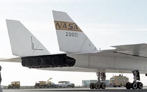 注意 XB-70 的垂尾方向舵安裝方式整個垂尾幾乎都是可動的