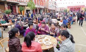 中國壯鄉·武鳴“三月三”歌圩駱越文化旅遊節的駱越始祖王祭祀大典 - 遊客和當地民眾共享千家宴