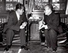 1957年11月，井上靖和中國作家樓適夷交談