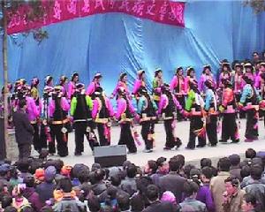 舟曲縣博峪鄉民眾表演的“多地”舞