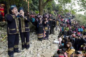 壯族嘹歌發祥地—田東縣思林鎮廣養村敢仰岩嘹歌會盛況空前1