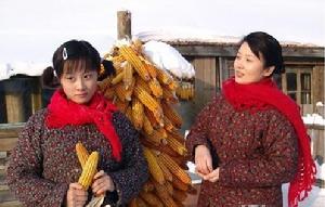 （圖）兩個裹紅頭巾的女人