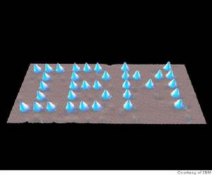 利用納米技術將氙原子排成IBM