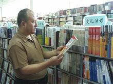 作家、新聞工作者劉文韜在書店