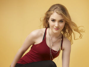 Skyler Samuels 飾 Chloe King