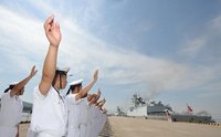 海軍“常州艦”入列命名授旗儀式