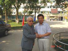 2006年9月鐘鼎文回安徽安慶第一中學參觀