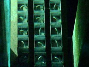 在廢棄的鈾燃料組件頂部，工人們發現了好似蜘蛛網的白色神秘物質