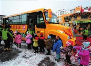 煙臺幼稚園一輛仿美式校車投入使用