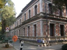 雲南大學會澤院，蔣介石夫婦1935年曾在此樓2樓住過12天。現為校行政辦公樓。