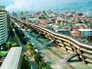 阪神地震中傾倒的高架橋