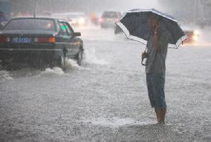 一名行人在雨中打電話