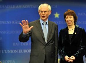 比利時首相赫爾曼·范龍佩（左）和歐盟貿易委員凱薩琳·阿什頓在當選後出席新聞發布會。