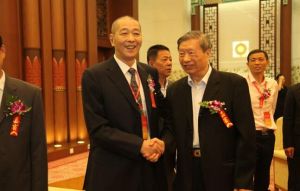 與中國航空學會副理事長、中國工程院院士劉大響合影