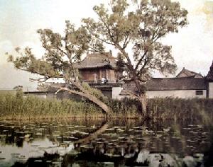 1913年正誼中學（今濟南藝術中學）正式開學，校址設在大明湖畔的閻敬銘廢祠內