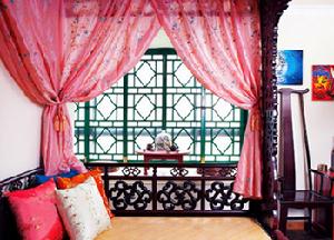 廂床的粉色紗幔與背景的綠色相互對比，拉大了空間的距離感