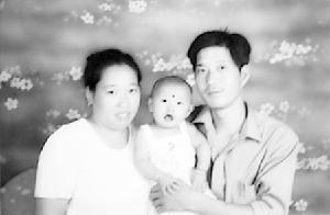 吳新軍與家人的合影照。