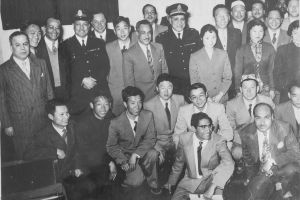 1958年隨中國青年代表團出訪東歐北非前排右三