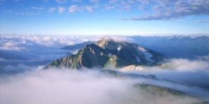 中天山雪峰