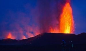 火山熔岩噴涌