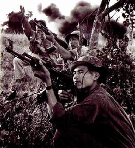 北越正規軍練習對空射擊，其使用的是中國56式衝鋒鎗。