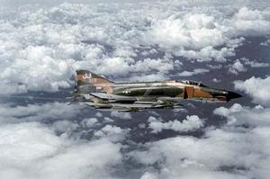 越戰時一架攜帶炸彈的F-4E，該機是388聯隊的聯隊長座機，機身塗有相關標示條紋