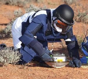 工作人員在澳大利亞內陸回收日本“隼鳥”號小行星探測器密封艙