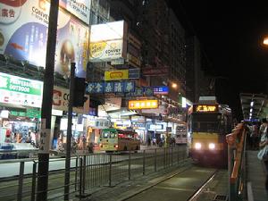 （圖）晚間的元朗市中心，大棠路輕鐵站