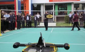羽毛球機器人與李克強總理打球