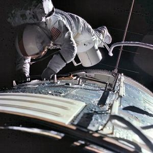 Apollo_17_Trans-Earth_EVA