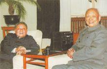 1989年，鄧墾與胞兄鄧小平在一起