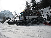 （圖）一台帶整地刀片並拖著壓路機的奧地利雪貓