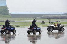 上海特警隊員駕駛全地形車