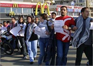 黎巴嫩人在麥當勞門前示威要求抵制美國貨
