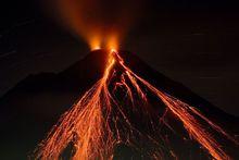 噴發中的阿雷納火山