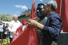 2010年8月29日，高崗銅像在高崗故居揭幕