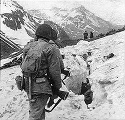 1943年5月，美軍在阿圖島戰役中在冰雪上順利通過