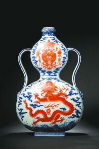 清乾隆青花海水紅彩龍紋八吉祥如意耳葫蘆瓶。